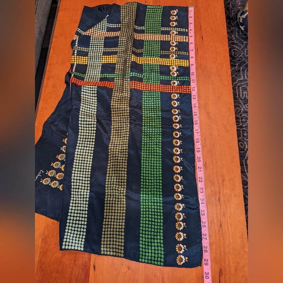 Echo silk scarf. Approx 29-30" square. Geometric design - Picture 8 of 10